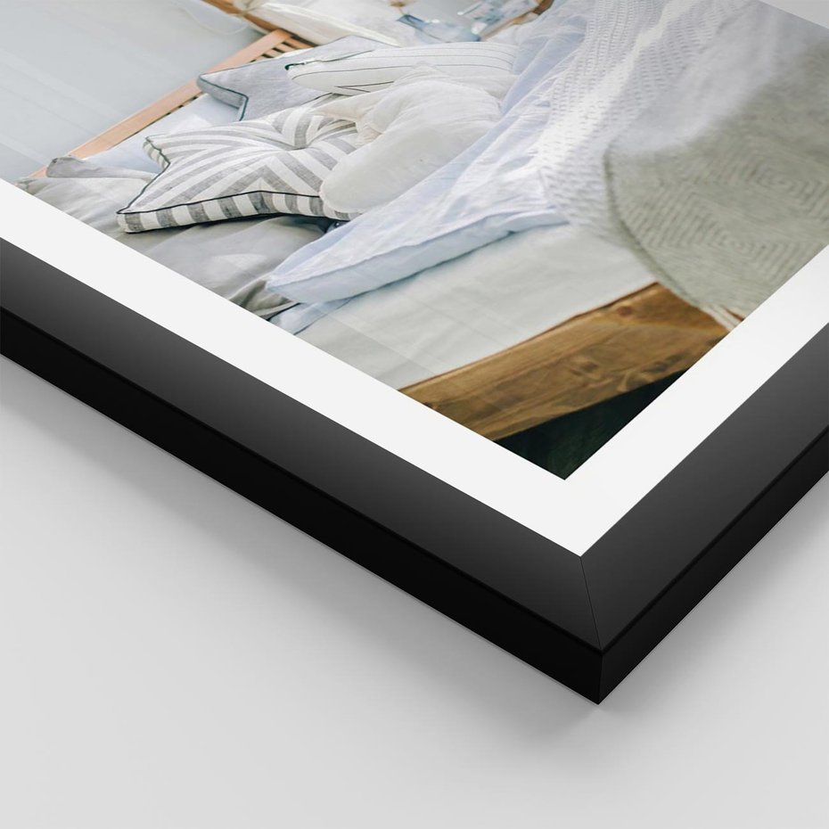 Plakat w ramie 30x40 - Relaks w Sypialni: Jasne Kolory - zdjęcie sypialni, łóżko - rama czarna
