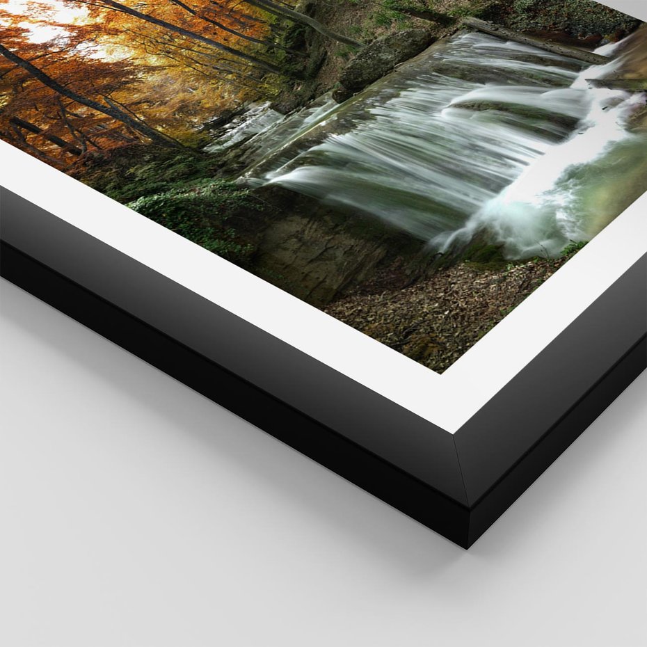 Plakat w ramie 40x50 - Jesienny wodospad w lesie - wodospad, las - rama czarna