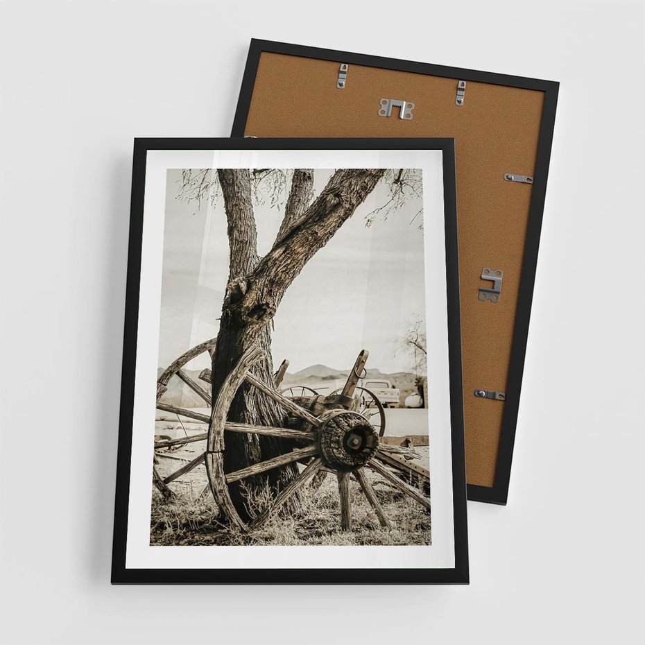 Plakat w ramie 50x70 - Rustykalna Tradycja - koło starego wozu, rustykalny styl - rama czarna