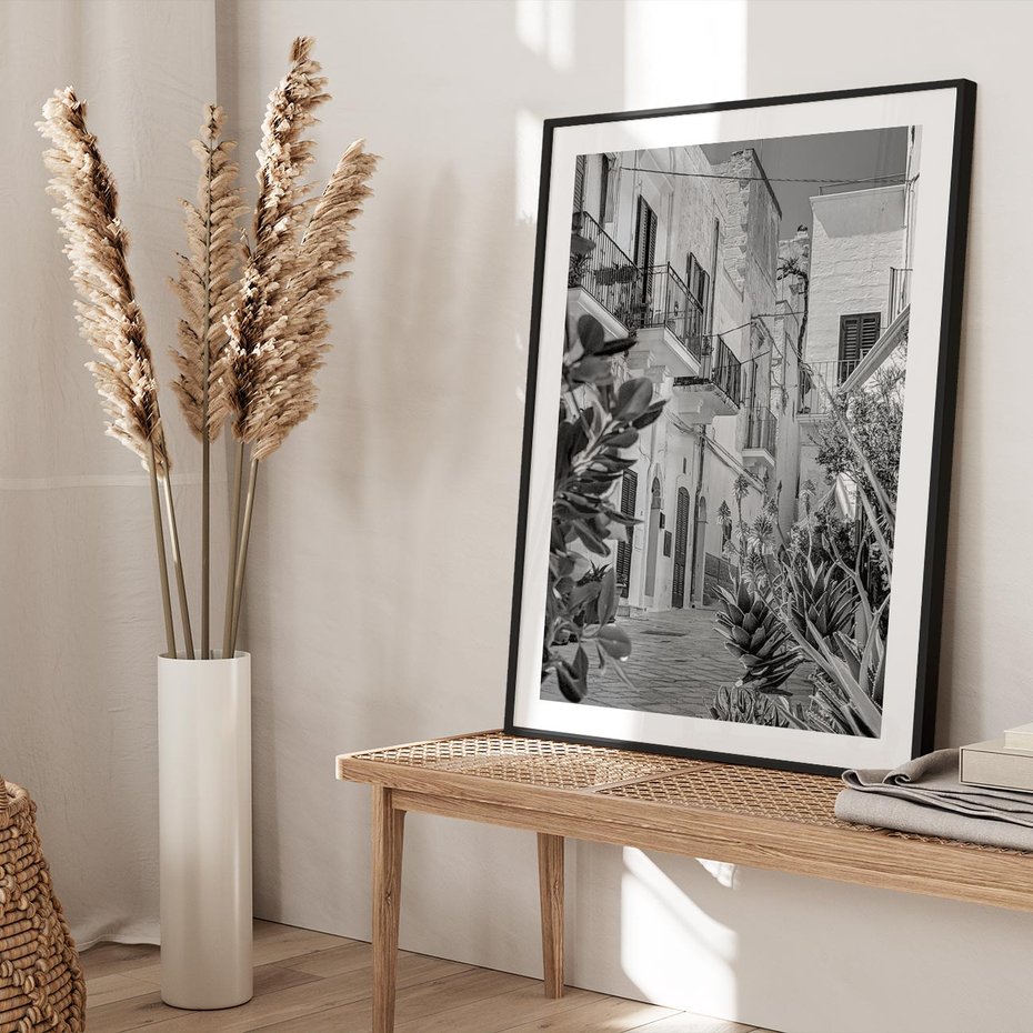 Plakat w ramie 30x40 - Nadmorska Uliczka - czarno białe zdjecie, uliczka w nadmorskim mieście - rama czarna