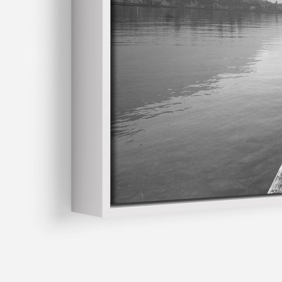 Obraz w ramie 120x80 - Spokojna Przystań - czarno biała fotografia, drewniany pomost na jeziorze - rama biała