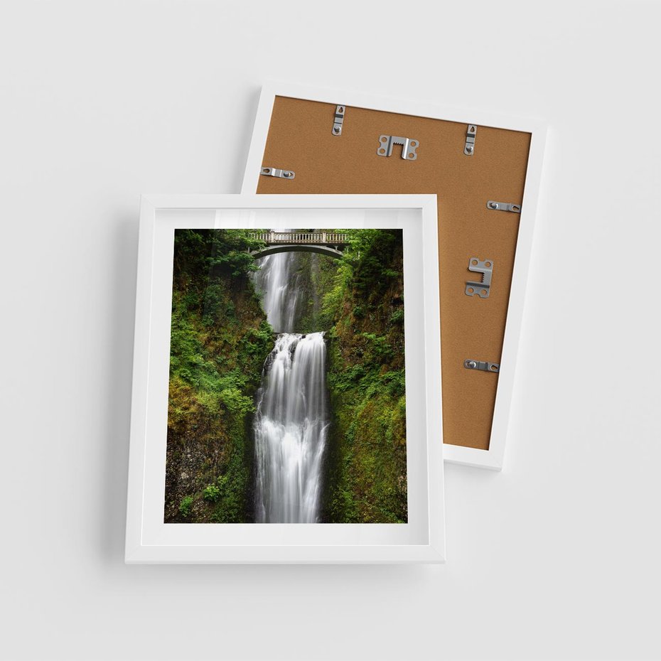 Plakat w ramie 40x50 - Siła i Urok Natury - wodospad, las - rama biała