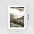 Plakat w ramie 30x40 - Domki w Górach - czarno biała fotografia, górski pejzaż - rama biała