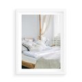 Plakat w ramie 50x70 - Relaks w Sypialni: Jasne Kolory - zdjęcie sypialni, łóżko - rama biała