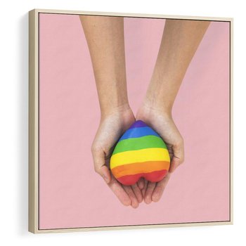 Obraz w ramie 80x80 - Miłość na Dłoniach - zdjęcie, dłonie trzymają ulepione tęczowe serce - rama drewno