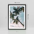 Plakat w ramie 50x70 - Wzrok ku Niebu - palmy na tle nieba, ujęcie z dołu - rama czarna