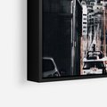 Obraz w ramie 70x50 - Światło Portowe - czarno białe zdjecie, uliczka w nadmorskim mieście - rama czarna