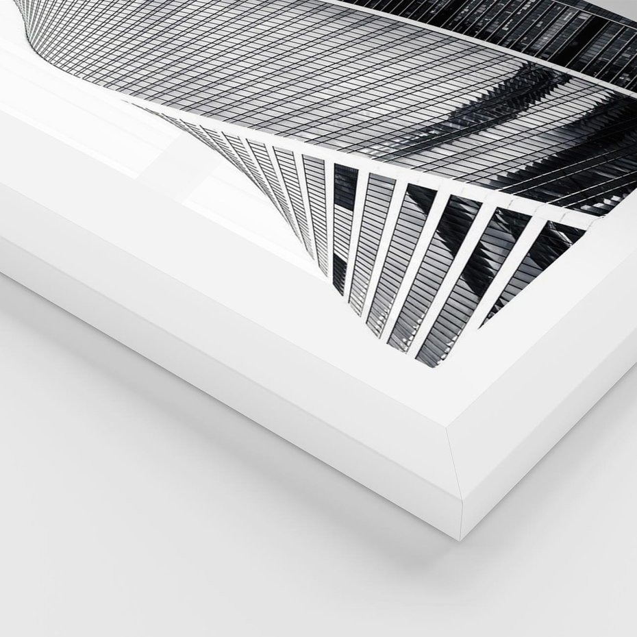 Plakat w ramie 50x70 - Wieżowce z Falistymi Kształtami - nowoczesne wieżowce, czarno biała fotografia - rama biała