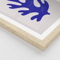 Plakat w ramie 30x40 - Przenikająca Struktura - boho plakat, niebieski liść w intensywnym kolorze - rama drewno