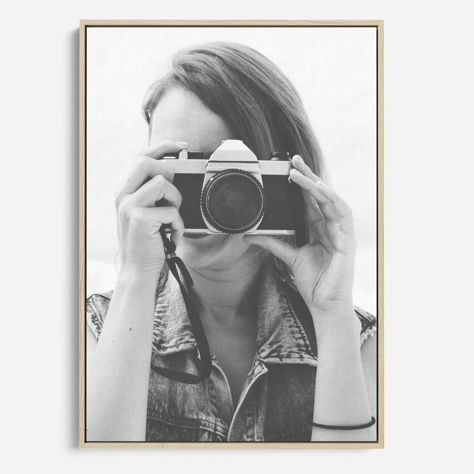 Obraz w ramie 80x120 - Zrób mi Zdjęcie - fotografia, kobieta z aparatem - rama drewno