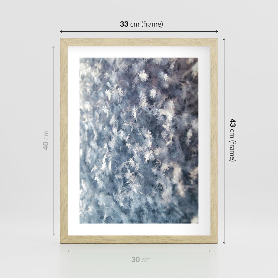 Plakat w ramie 30x40 - Magia Śnieżnych Kryształków - śnieg, szron - rama drewno