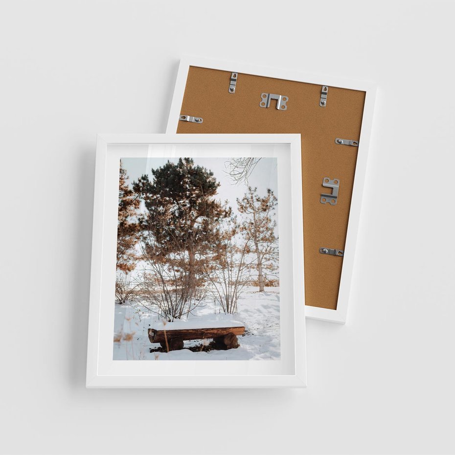 Plakat w ramie 40x50 - Ławka Pod Śniegiem - zimowy pejzaż, ławka pod śniegiem - rama biała