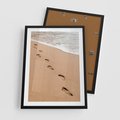 Plakat w ramie 50x70 - Ślady Stóp na Plaży: Spacer nad Morzem - plaża, ślady stóp na piasku - rama czarna