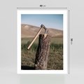 Plakat bez ramy 40x50 - Rustykalna Praktyczność: Fotografia Siekiery - rustykalna fotografia, siekiera wbita w pieniek