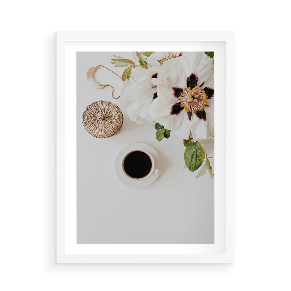Plakat w ramie 50x70 - Bukiet Kwiatów i Kawa na Stole - fotografia, na stole bukiet - rama biała