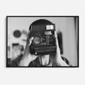 Obraz w ramie 70x50 - Mężczyzna za Aparatem - czarno białe zdjęcie, portret - rama czarna