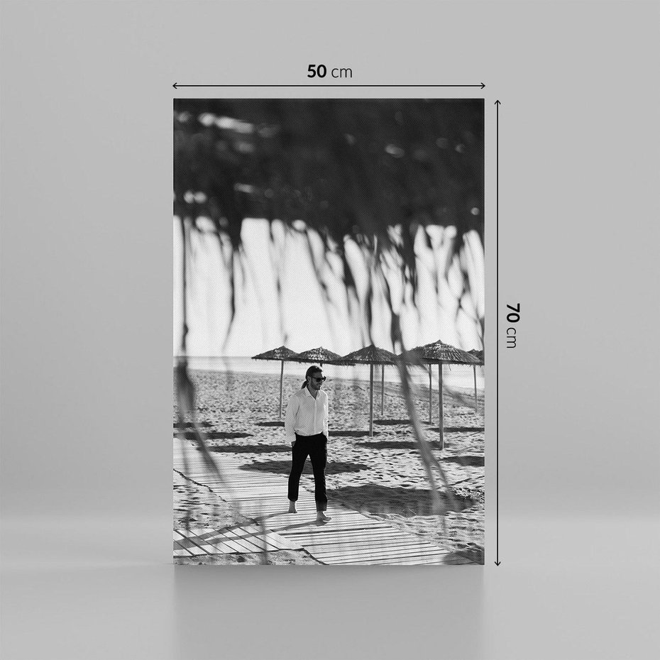 Obraz na płótnie 50x70 - Wakacyjny Spacer - czarno białe zdjecie, plaża