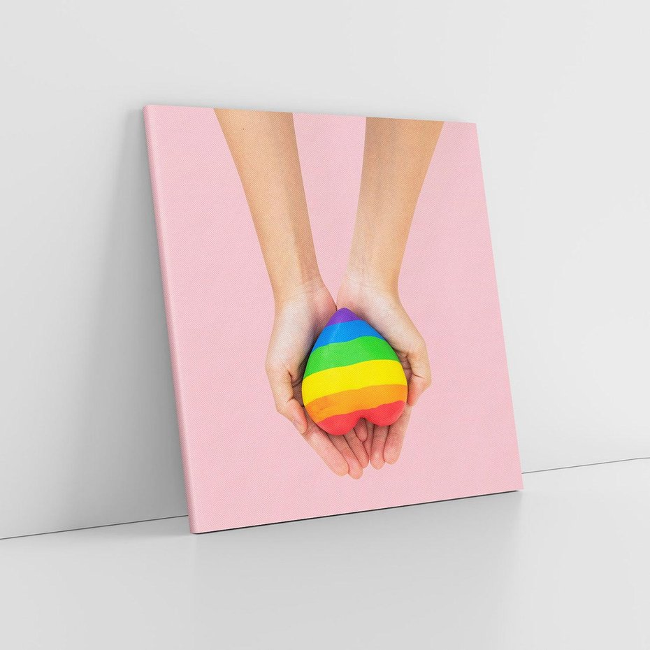 Obraz na płótnie 50x50 - Miłość na Dłoniach - zdjęcie, dłonie trzymają ulepione tęczowe serce