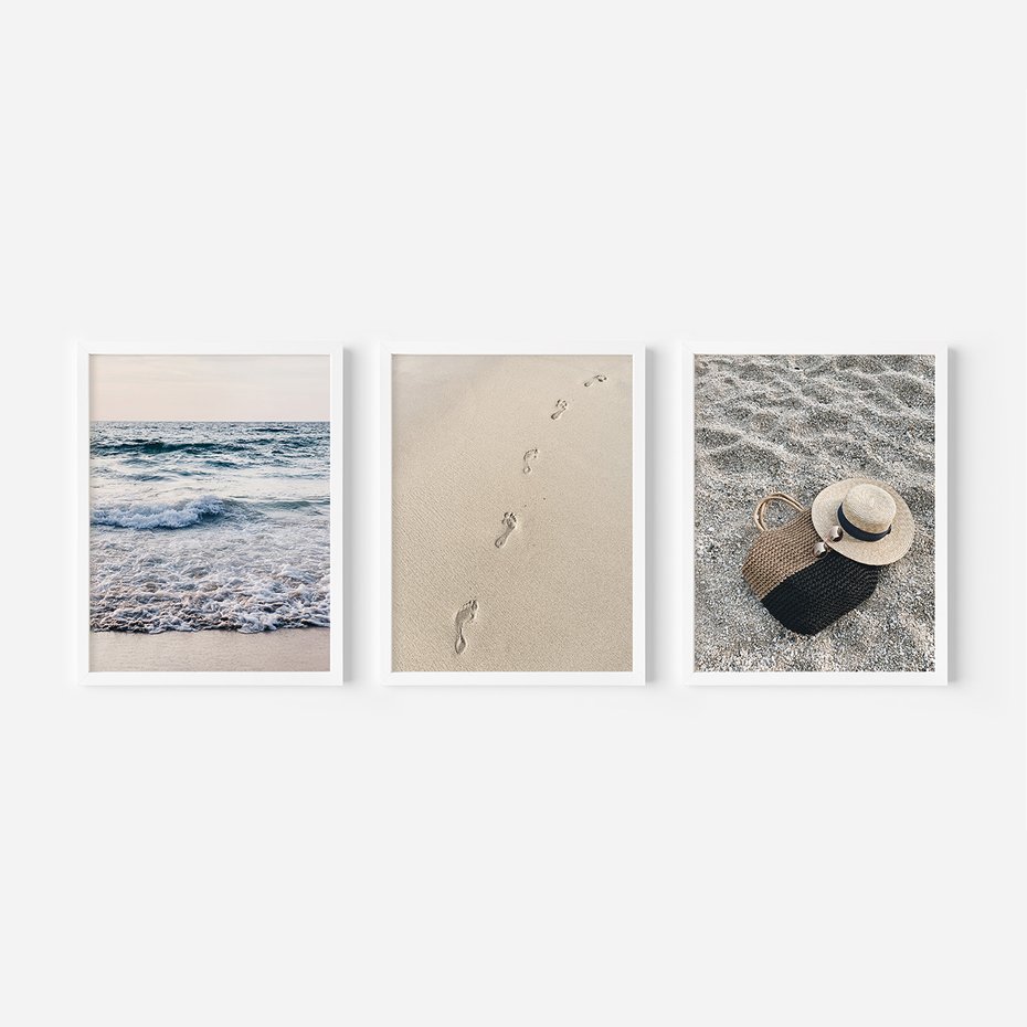 Zestaw obrazy w ramie 30x40 galeria - Plaża, piasek, ślady, kapelusz - rama biała