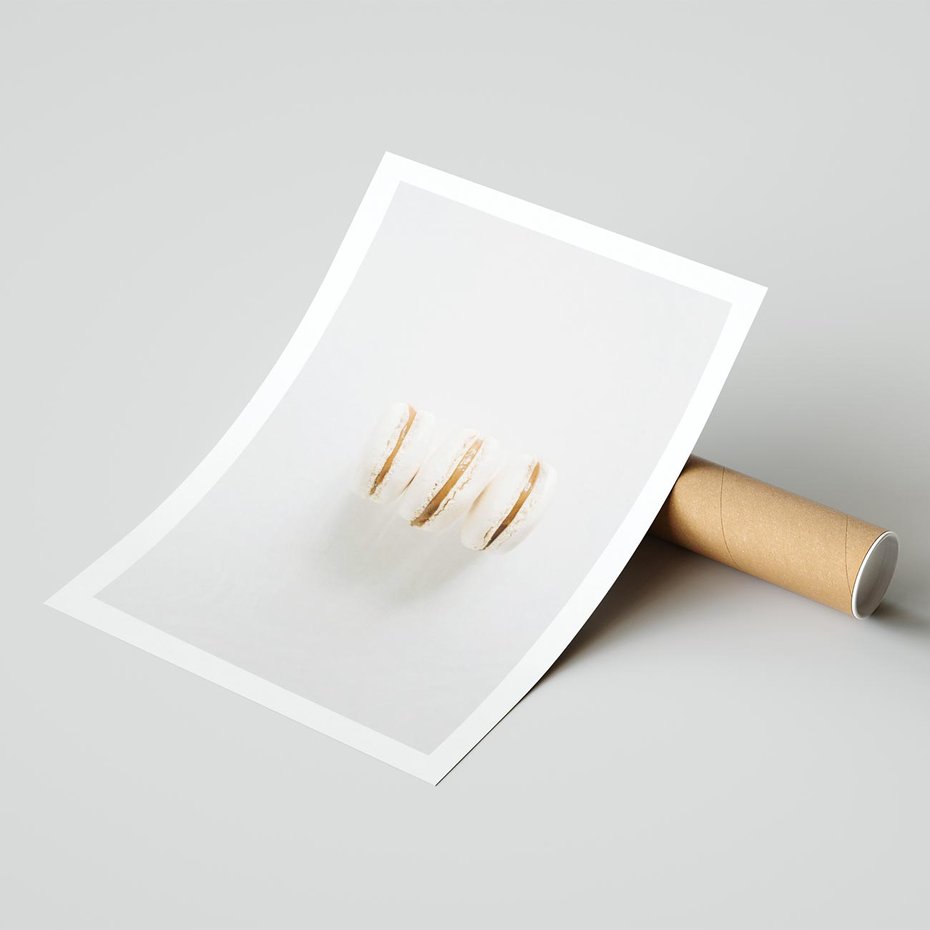 Plakat bez ramy 21x30 - Delikatność w Bieli - białe ciateczka. makaroniki, minimalistyczne zdjęcie