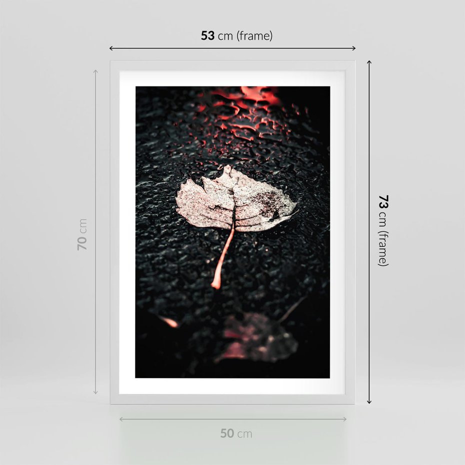 Plakat w ramie 50x70 - Jesień w Detalu: Liść na Mokrej Drodze - liść, jesień - rama biała