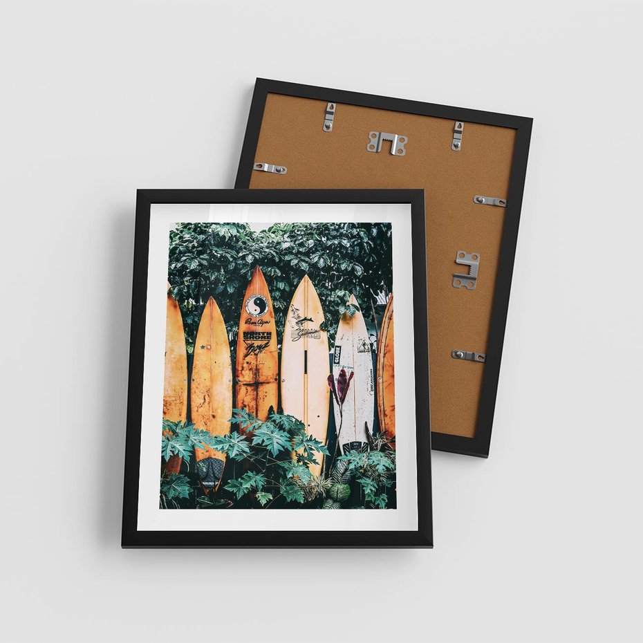 Plakat w ramie 40x50 - Surfowanie w Harmonii z Naturą - deski surfingowe, oparte o rośliny - rama czarna