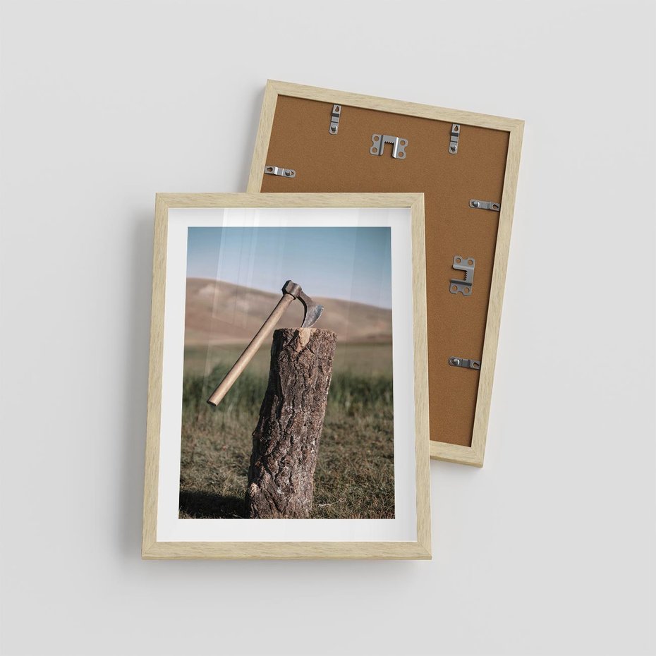 Plakat w ramie 30x40 - Rustykalna Praktyczność: Fotografia Siekiery - rustykalna fotografia, siekiera wbita w pieniek - rama drewno