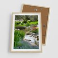 Plakat w ramie 50x70 - Ogródowy Strumyk - strumyk, ogród - rama drewno