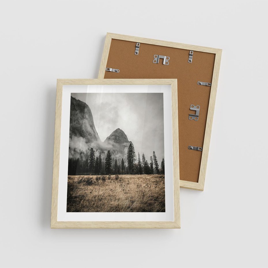 Plakat w ramie 40x50 - Mglisty Pejzaż Górski: Urok Niewidzialnośc - góry, krajobraz - rama drewno