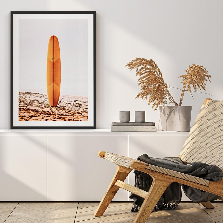 Plakat bez ramy 30x40 - Deska w Piasku: Gotowa na Fale - plaża, pomarańczowa deska surfingowa wbita w piasek