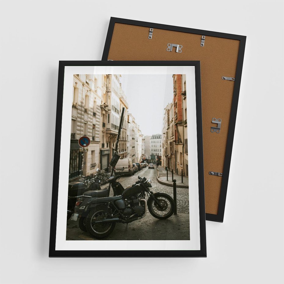 Plakat w ramie 50x70 - Ducha Przygody - motor, uliczka - rama czarna