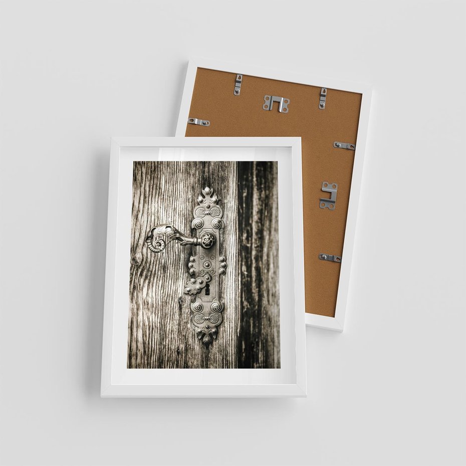 Plakat w ramie 30x40 - Stare Drzwi z Ozdobną Klamką - stare drzwi, klamka - rama biała