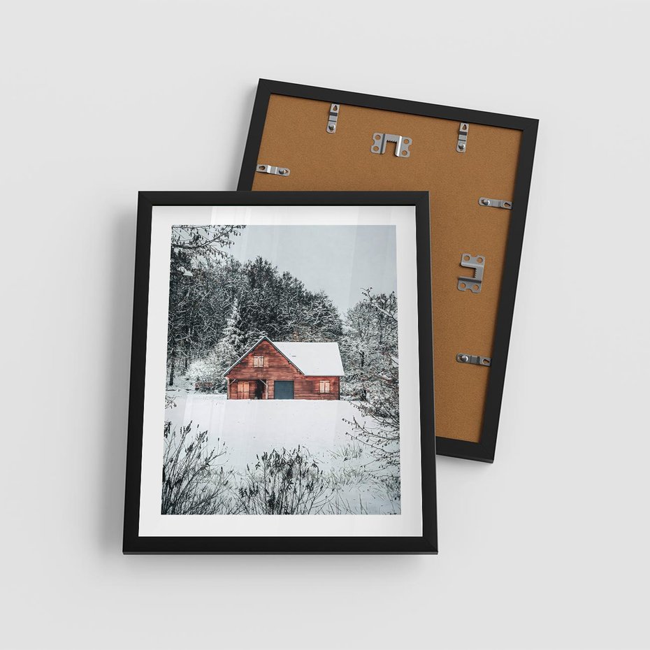 Plakat w ramie 40x50 - Domek w Górach Pokryty Śniegiem - domek w górach, śnieg - rama czarna