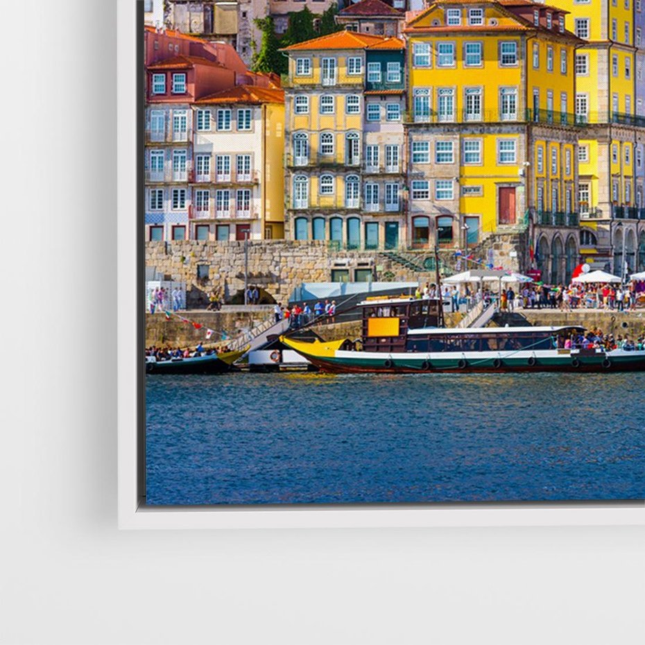 Obraz w ramie 70x50 - Kolorowa Przystań - nadmorskie miasto, kolorowe budynki - rama biała