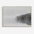 Obraz w ramie 100x70 - Mglisty Brzeg Jeziora - czarno białe zdjęcie, zamglone jezioro - rama drewno