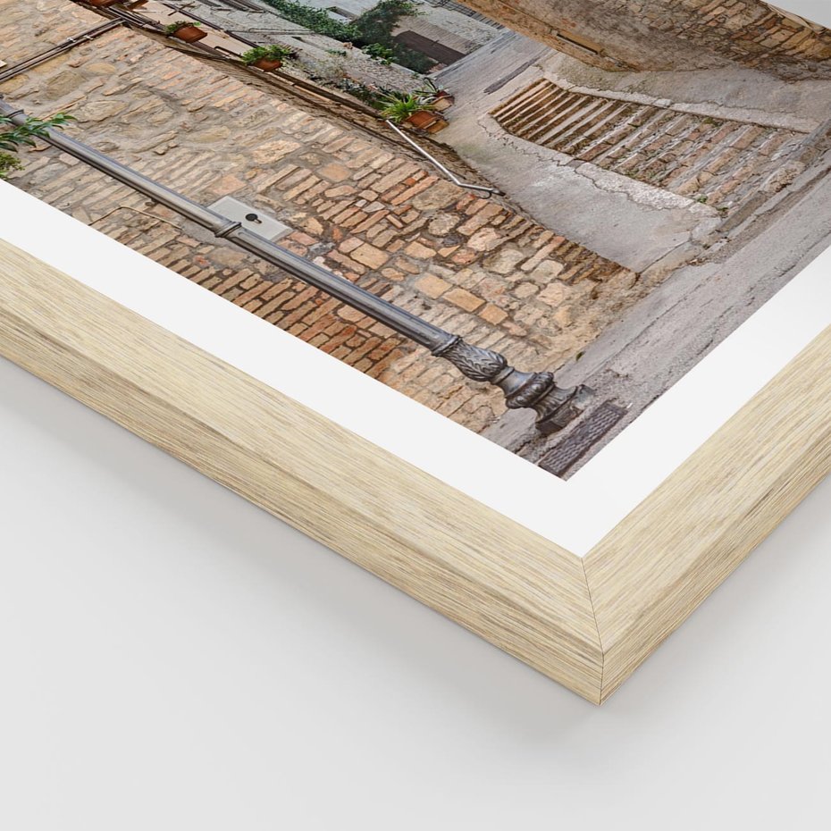 Plakat w ramie 30x40 - Klimatyczna Uliczka w Grecji - uliczka, Grecja - rama drewno