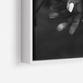 Obraz w ramie 80x120 - Splątane Uczucia - czarno biała fotografia, artystyczna - rama biała
