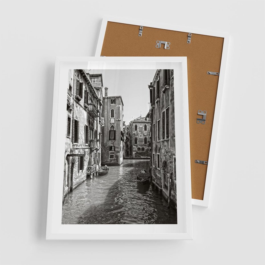 Plakat w ramie 50x70 - Weneckie Kanały - czarno białe zdjęcie, wenecja - rama biała