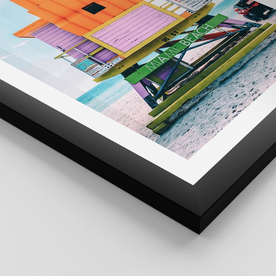 Plakat w ramie 40x50 - Plaża Miami w Słoneczny Dzień - domek ratownika, kolorowy - rama czarna