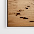 Obraz w ramie 50x70 - Ślady stóp na plaży - plaża, ślady - rama biała