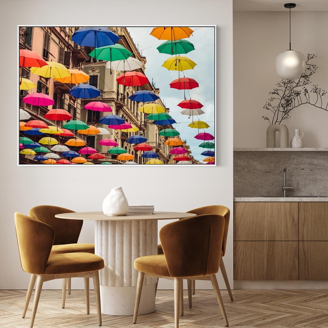Obraz w ramie 70x50 - Barwna symfonia wyobraźni - fotografia, kolorowe parasolki podwieszone nad ulicą - rama biała