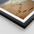 Plakat w ramie 30x40 - Ślady stóp na plaży - plaża, ślady - rama czarna
