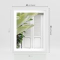 Plakat w ramie 40x50 - Tropikalne Okno - białe okiennice, zielona tropikalna roślina - rama biała