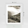 Plakat w ramie 40x50 - Domki w Górach - czarno biała fotografia, górski pejzaż - rama biała