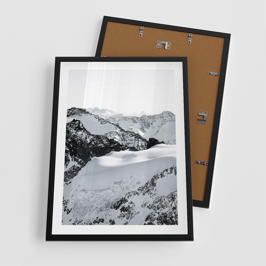 Plakat w ramie 50x70 - Biały Zimowy Pejzaż - góry w zimie, ośnieżone wysokie szczyty - rama czarna