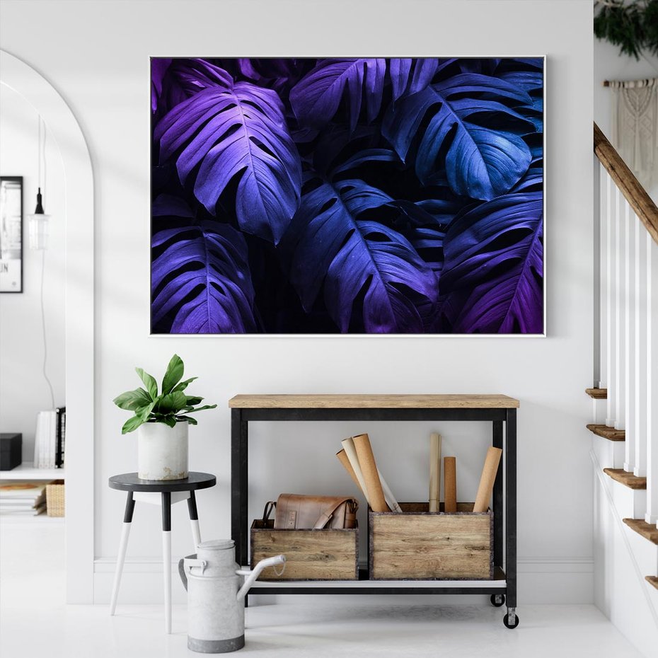 Obraz w ramie 100x70 - Mroczna Magia Dżungli - mroczna grafika, fioletowe liście monstery na czarnym tle - rama biała