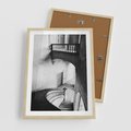 Plakat w ramie 50x70 - Po Schodach w Dół - czarno białą fotgrafia, zakręcone schody w starek kamienicy - rama drewno