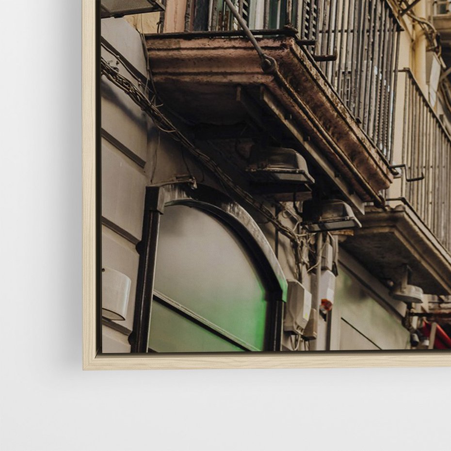 Obraz w ramie 50x70 - Magiczne Spacery - hotel, uliczka - rama drewno