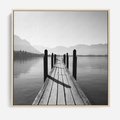 Obraz w ramie 50x50 - Spokojna Przystań - czarno biała fotografia, drewniany pomost na jeziorze - rama drewno