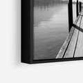 Obraz w ramie 50x50 - Spokojna Przystań - czarno biała fotografia, drewniany pomost na jeziorze - rama czarna